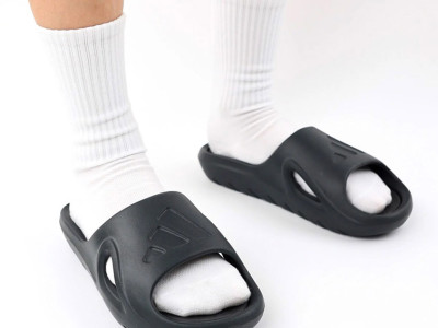 Dép thể thao ADIDAS ADICANE SLIDES on feet nam nữ cao su nguyên khối chống nước siêu bền hàng replica 1:1 giá rẻ HCM | NeverStopShop.com
