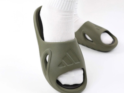 Dép thể thao ADIDAS ADICANE SLIDES on feet nam nữ cao su nguyên khối chống nước siêu bền hàng replica 1:1 giá rẻ HCM | NeverStopShop.com