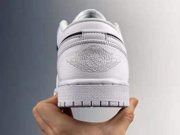 Giày Nike Jordan 1 Low Trắng Đen nam nữ hàng chuẩn sfake replica 1:1 real chính hãng giá rẻ tốt nhất tại NeverStopShop.com HCM
